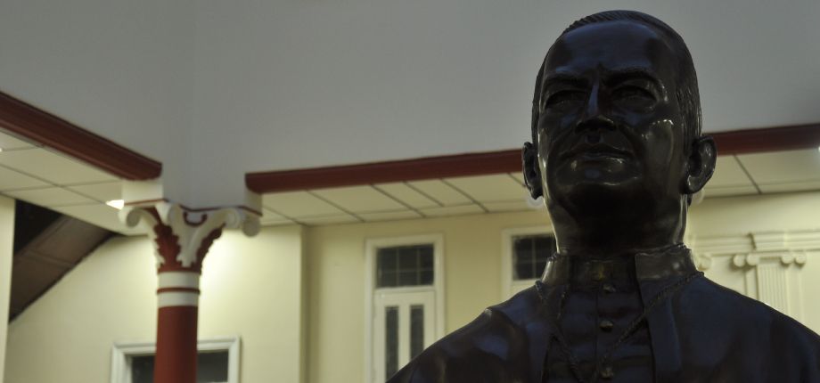 Busto Mons. Isaías Duarte Cancino Sede Centro UNICATÓLICA Busto Mons. Isaías Duarte Cancino Sede Centro UNICATÓLICA