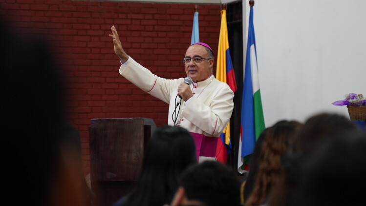 Arzobispo de Cali inspira a estudiantes del Luis Madina